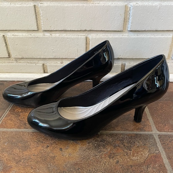 Easy Street Black Patent Pumps (Size 9WW) - Picture 4 of 8